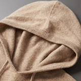 Stylowy sweter męski z kapturem z subtelnymi detalami
