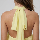 Zwiewna sukienka mini halter z warstwowymi falbanami