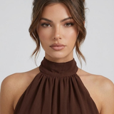 Zwiewna sukienka mini halter z warstwowymi falbanami