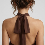 Zwiewna sukienka mini halter z warstwowymi falbanami
