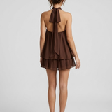 Zwiewna sukienka mini halter z warstwowymi falbanami