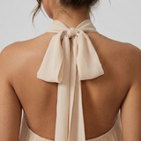 Zwiewna sukienka mini halter z warstwowymi falbanami