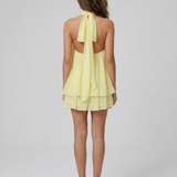 Zwiewna sukienka mini halter z warstwowymi falbanami
