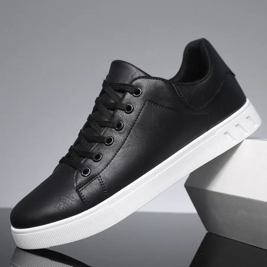 Nowoczesne sneakersy męskie ze sznurowaniem i jasną podeszwą