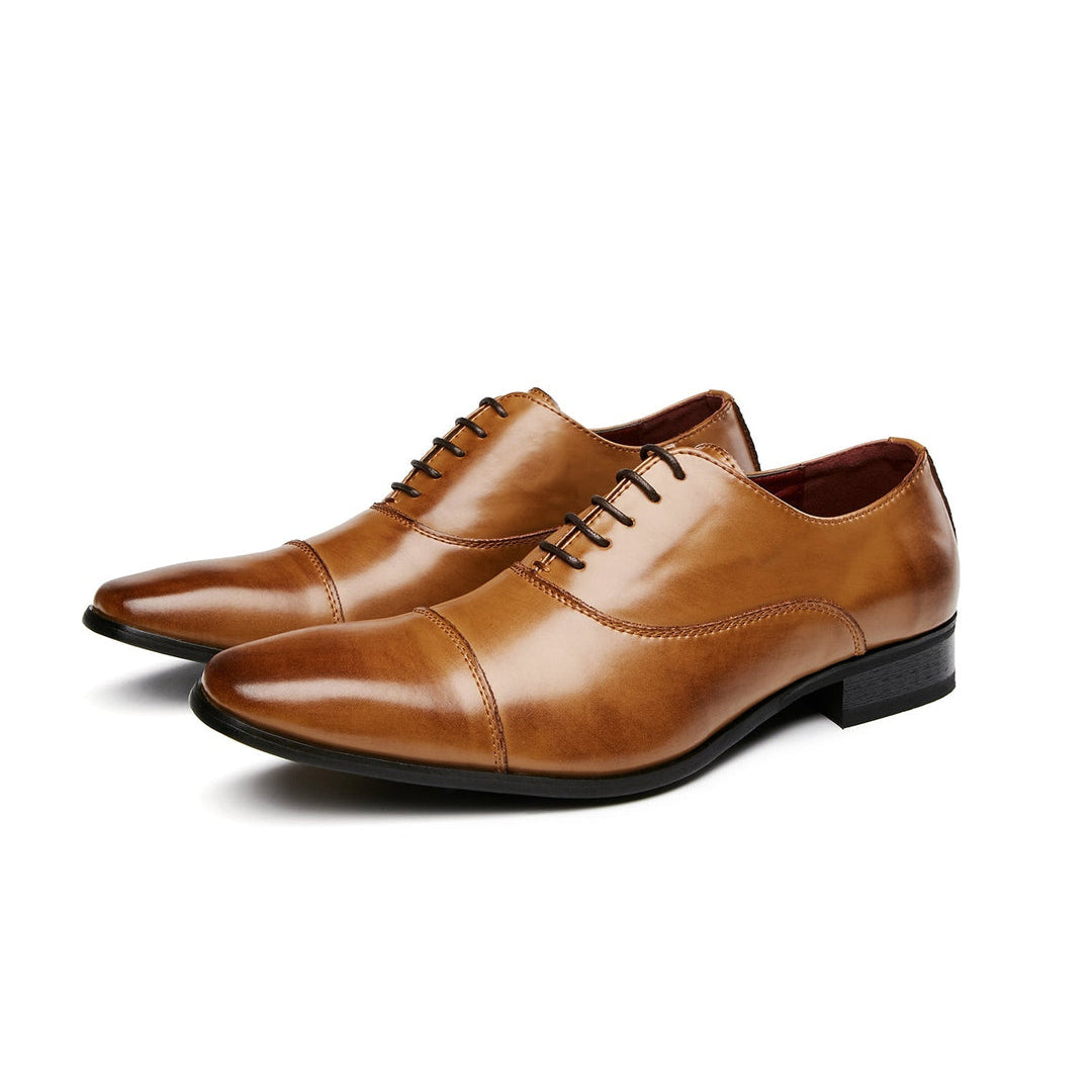 Efektowne eleganckie buty męskie o smukłym sznurowanym fasonie
