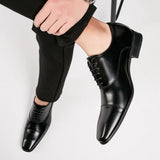 Efektowne eleganckie buty męskie o smukłym sznurowanym fasonie