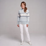 Stylowy sweter świąteczny damski z półgolfem i wzorem śnieżynek