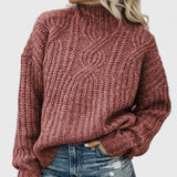 Wyrazisty sweter damski warkoczowy o swobodnym fasonie i stójce