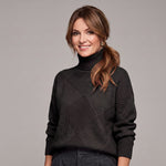 Fakturowany sweter damski oversize w romby z półgolfem